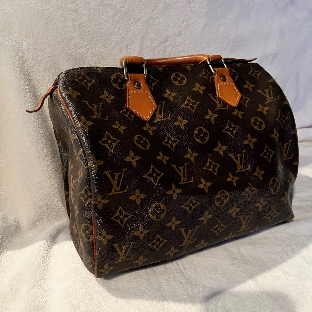 Beautiful speedy 30 Monogram in very good condition.